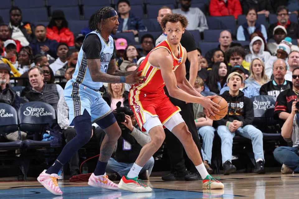 开云体育登录入口-老鹰险胜灰熊终结4连败:杰伦32+15+8 莫兰特23+12丢绝杀